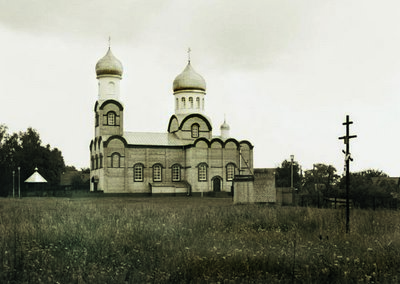 4.Жлобин. Крест на месте Свято-Троицкого храма. Фото 2000 года